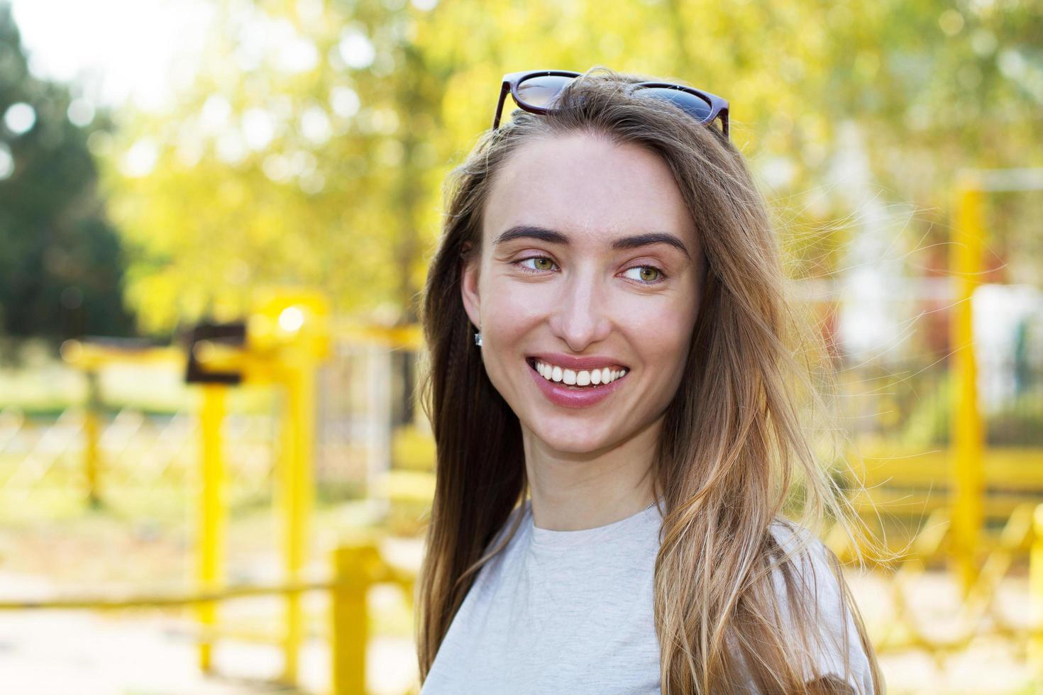 gros plan beau visage féminin dans le parc en plein air, scène de printemps, portrait de fille dans le parc photo