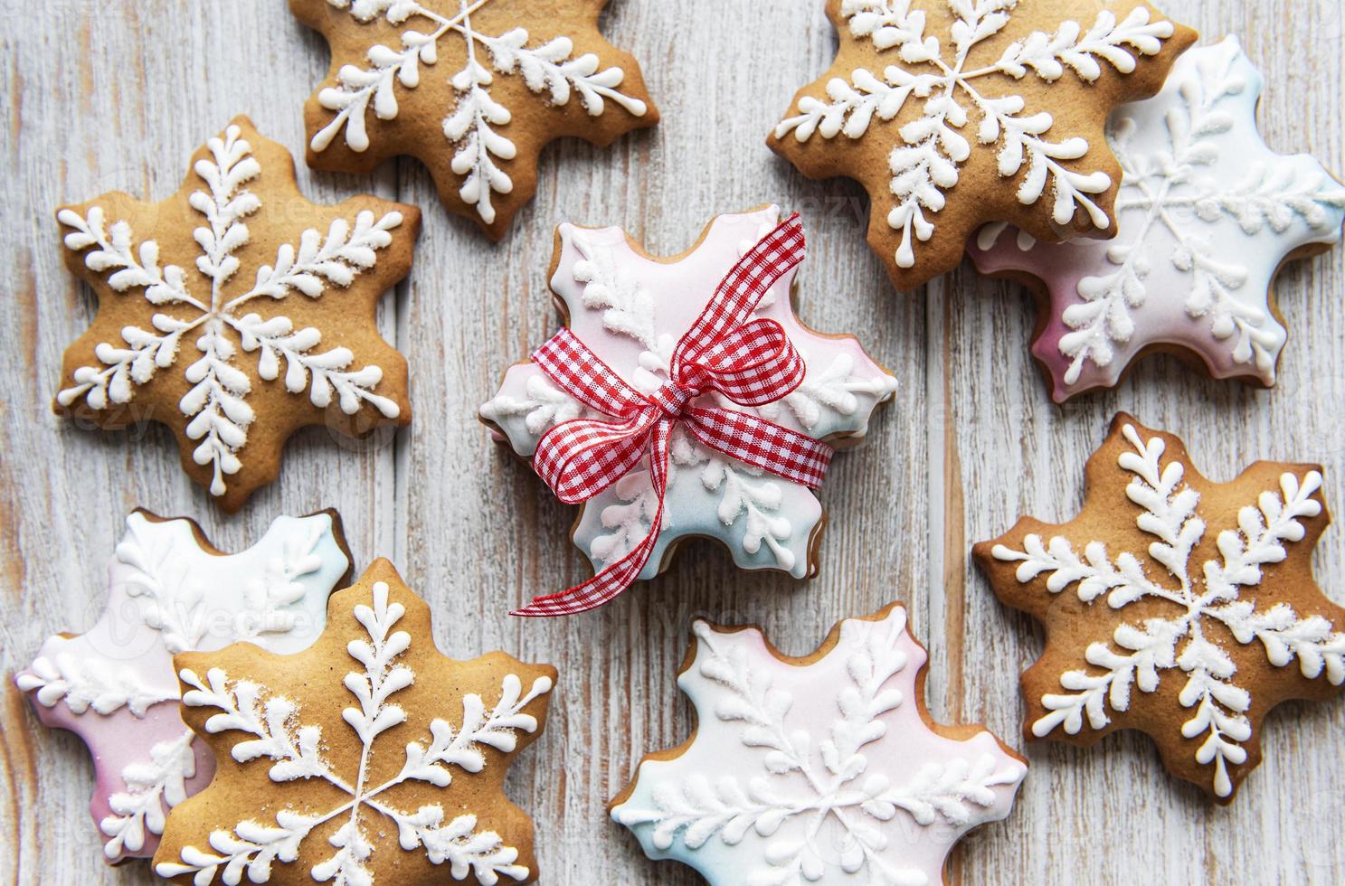 Biscuits de pain d'épice de Noël sur fond de bois blanc photo