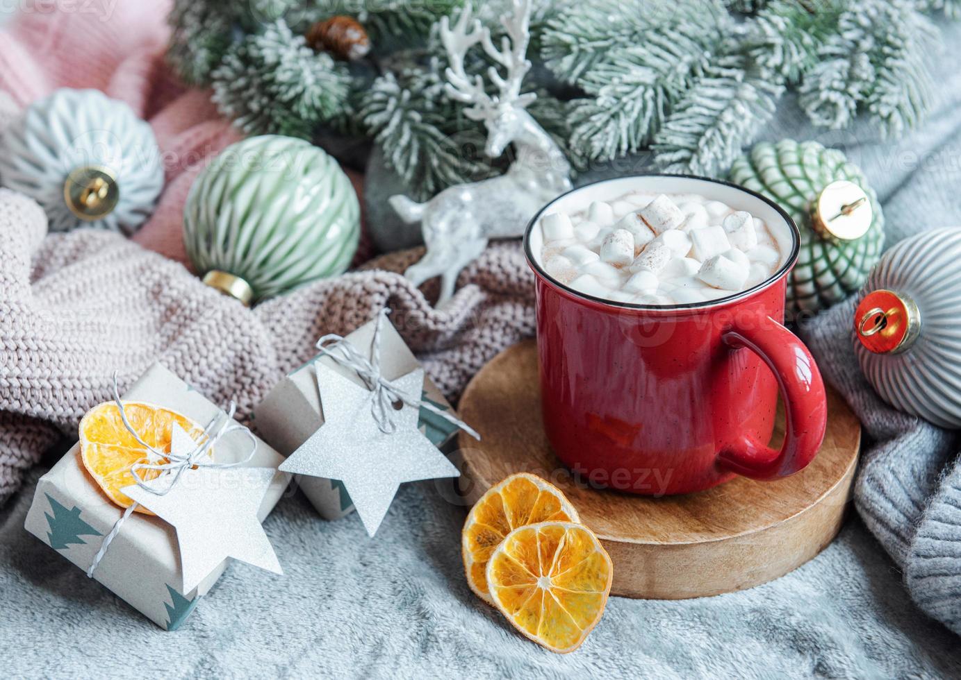 chocolat chaud de noël dans la tasse rouge photo