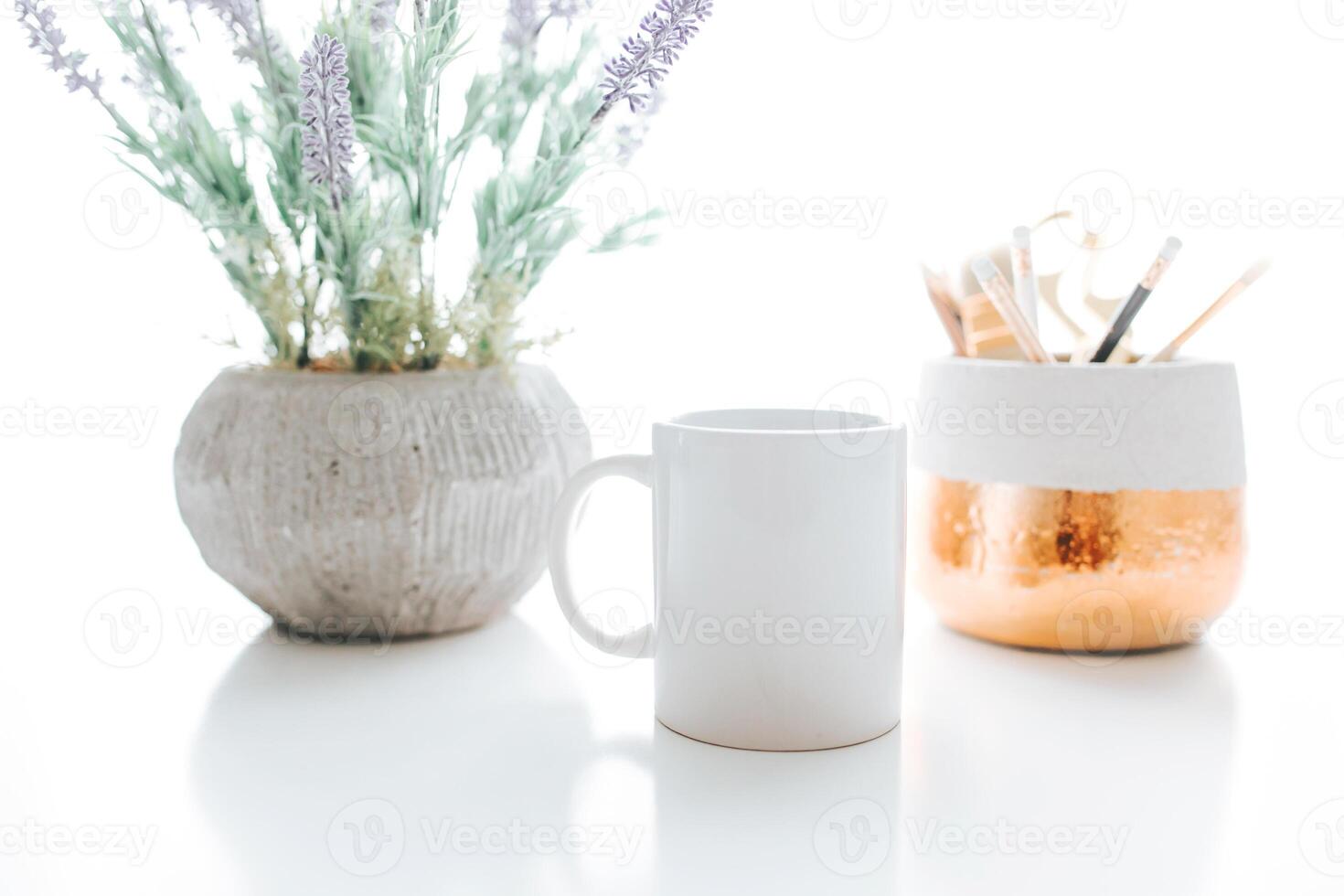 tasse à café blanche avec feuille verte pour la conception de la chope vitreuse isolée sur fond blanc photo