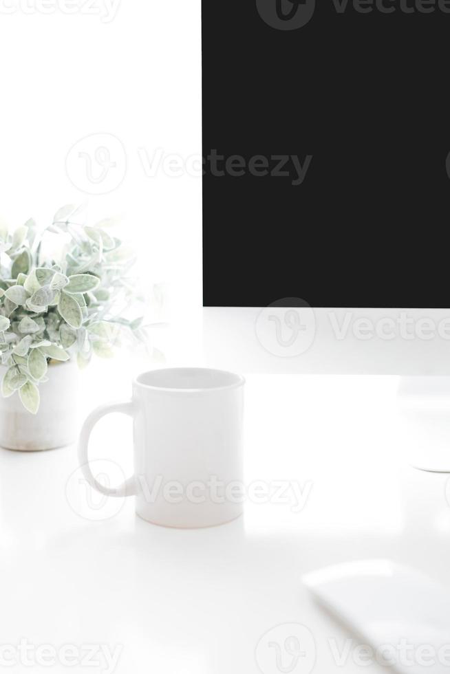 tasse à café blanche pour ensemble de maquettes design chope vitreux isolé sur blanc photo
