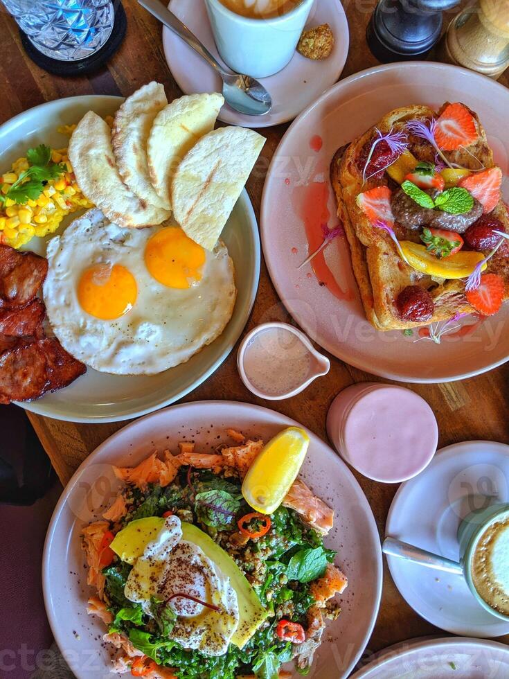 trois repas du matin dans une assiette photo