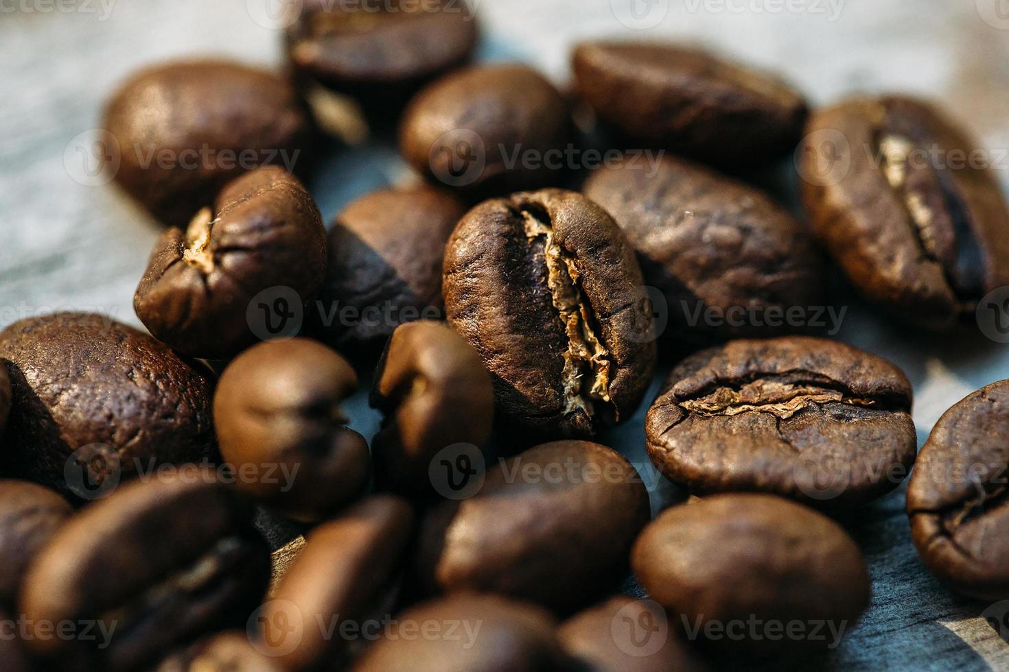 grains de café bruns sur la table avec flou de mouvement photo