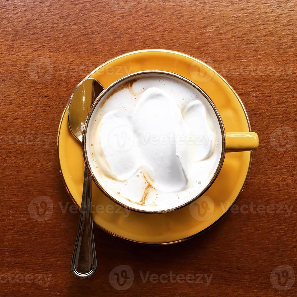 café au lait avec crème glacée sur le dessus dans une tasse de chocolat photo