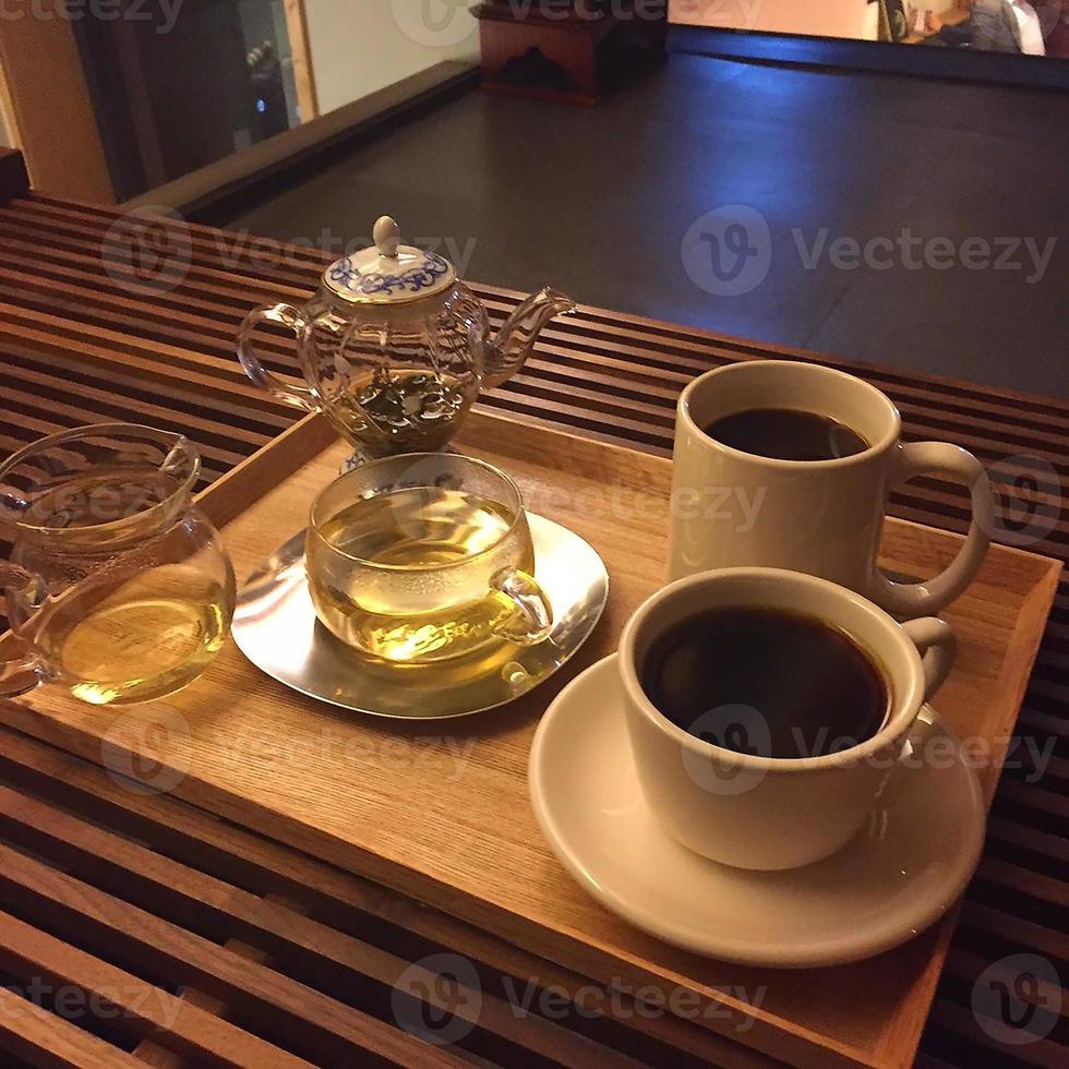 deux cafés noirs dans une tasse sur la table photo