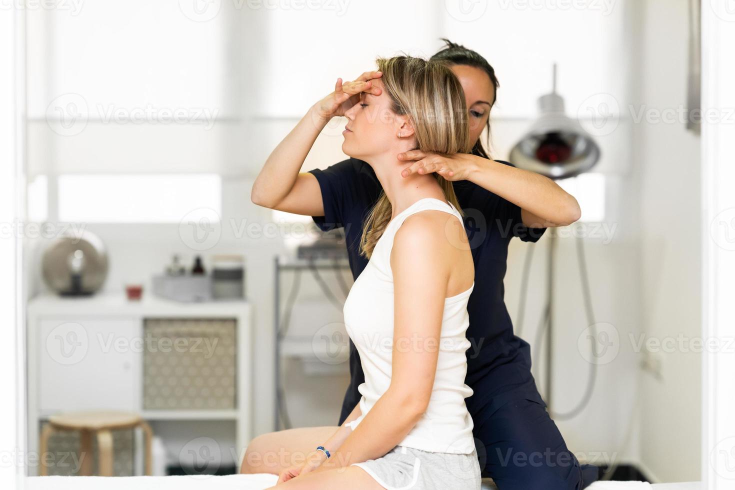 physiothérapeute inspectant son patient dans un centre de physiothérapie. photo