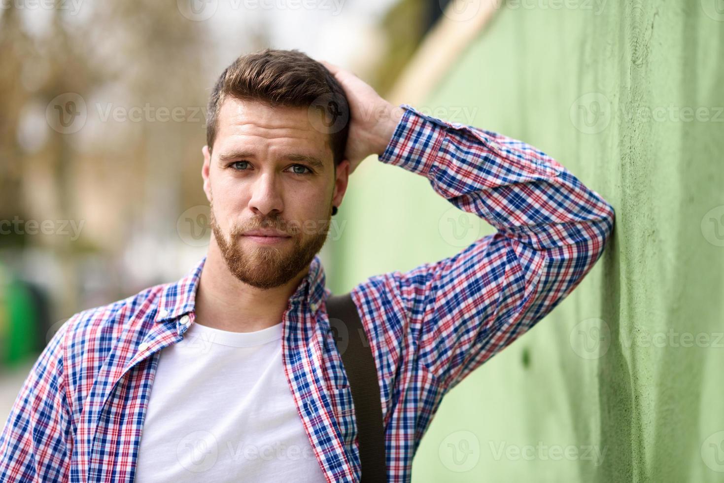 séduisant jeune homme debout en milieu urbain. concept de mode de vie. photo