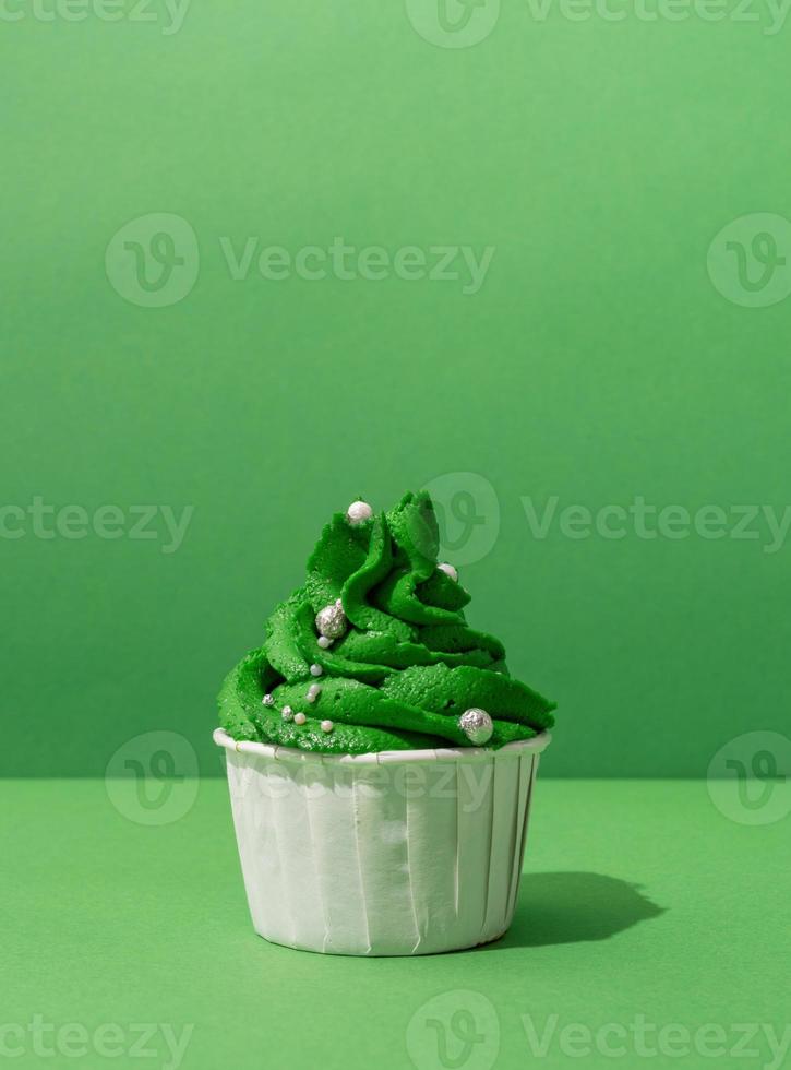 cupcakes en forme d'arbre de Noël sur fond vert photo