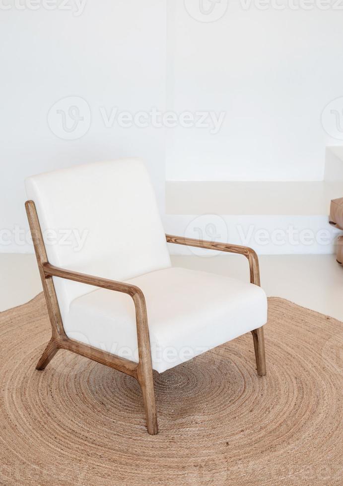 design intérieur minimaliste léger et aéré, chaise, tapis et oreillers blancs et beiges photo