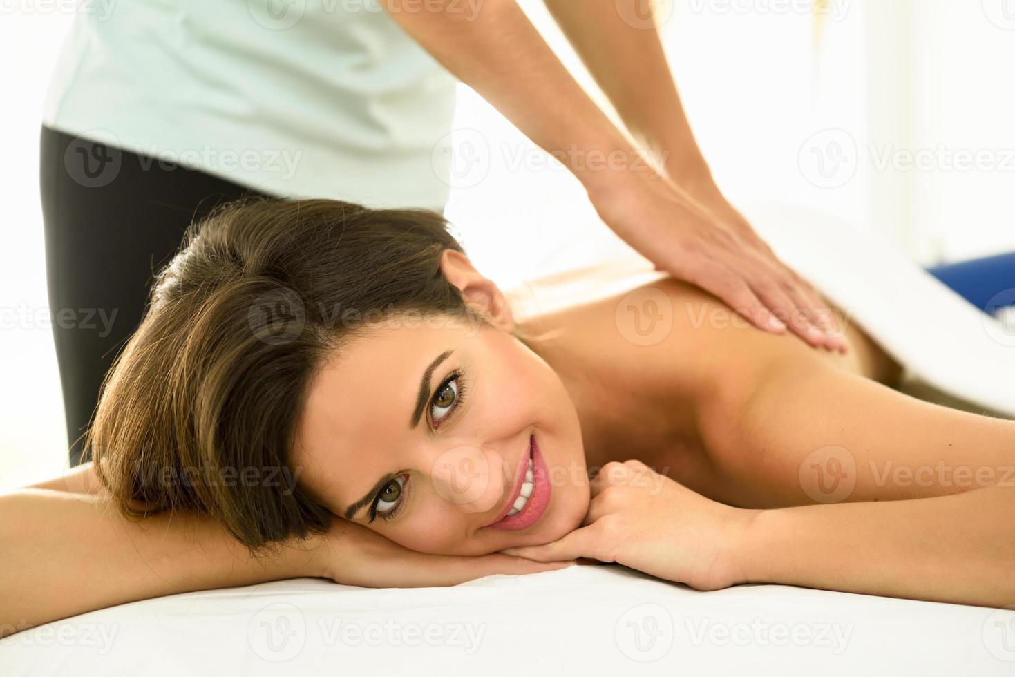 jeune femme recevant un massage du dos dans un centre de spa. photo