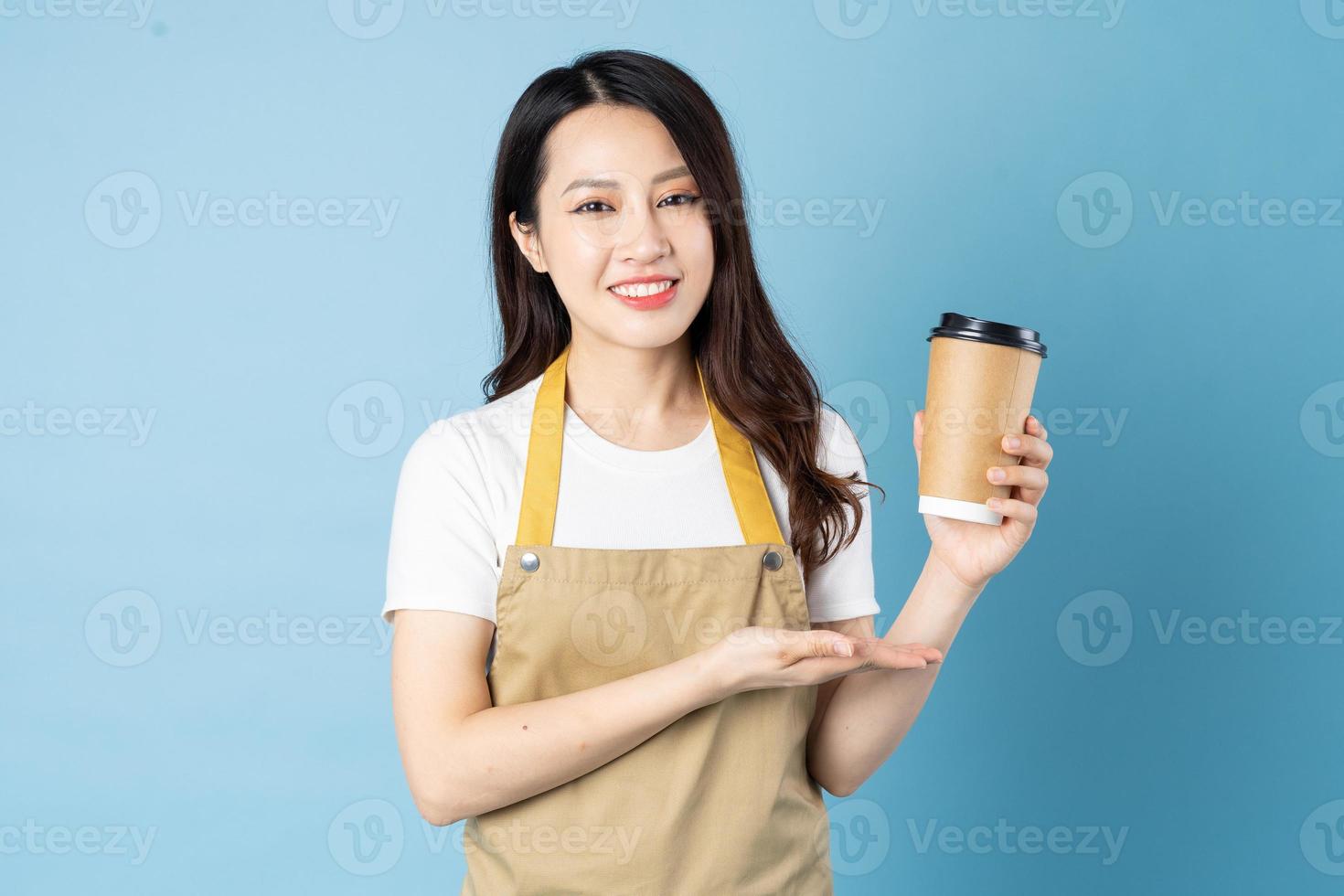 Portrait de serveuse asiatique, isolé sur fond bleu photo