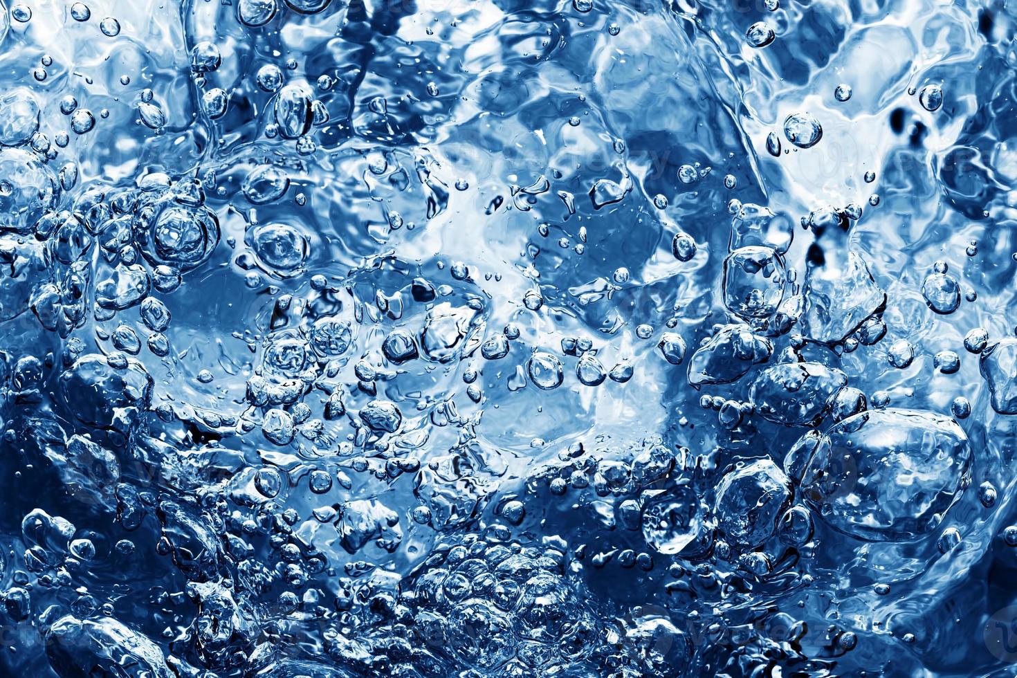 éclaboussures d'eau transparente bleue réaliste belle eau propre bleue sur blanc. photo