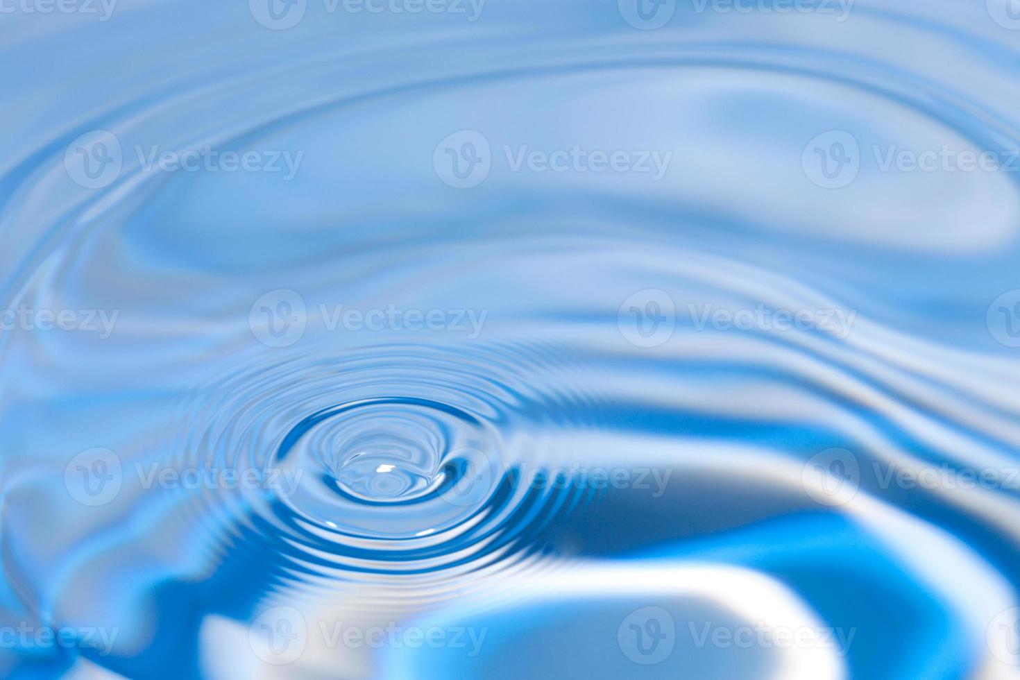 surface de motif d'éclaboussure de ligne de vague d'eau bleue et eau transparente sur bleu. photo