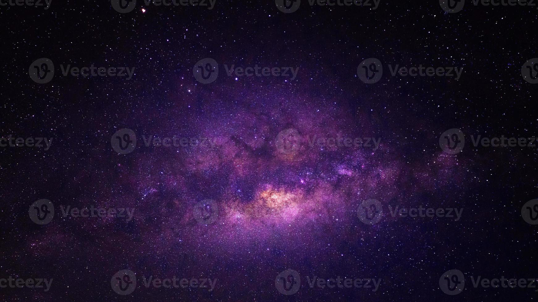 panorama dramatique violet de nuit de galaxie de l'espace d'univers de lune sur le ciel nocturne photo