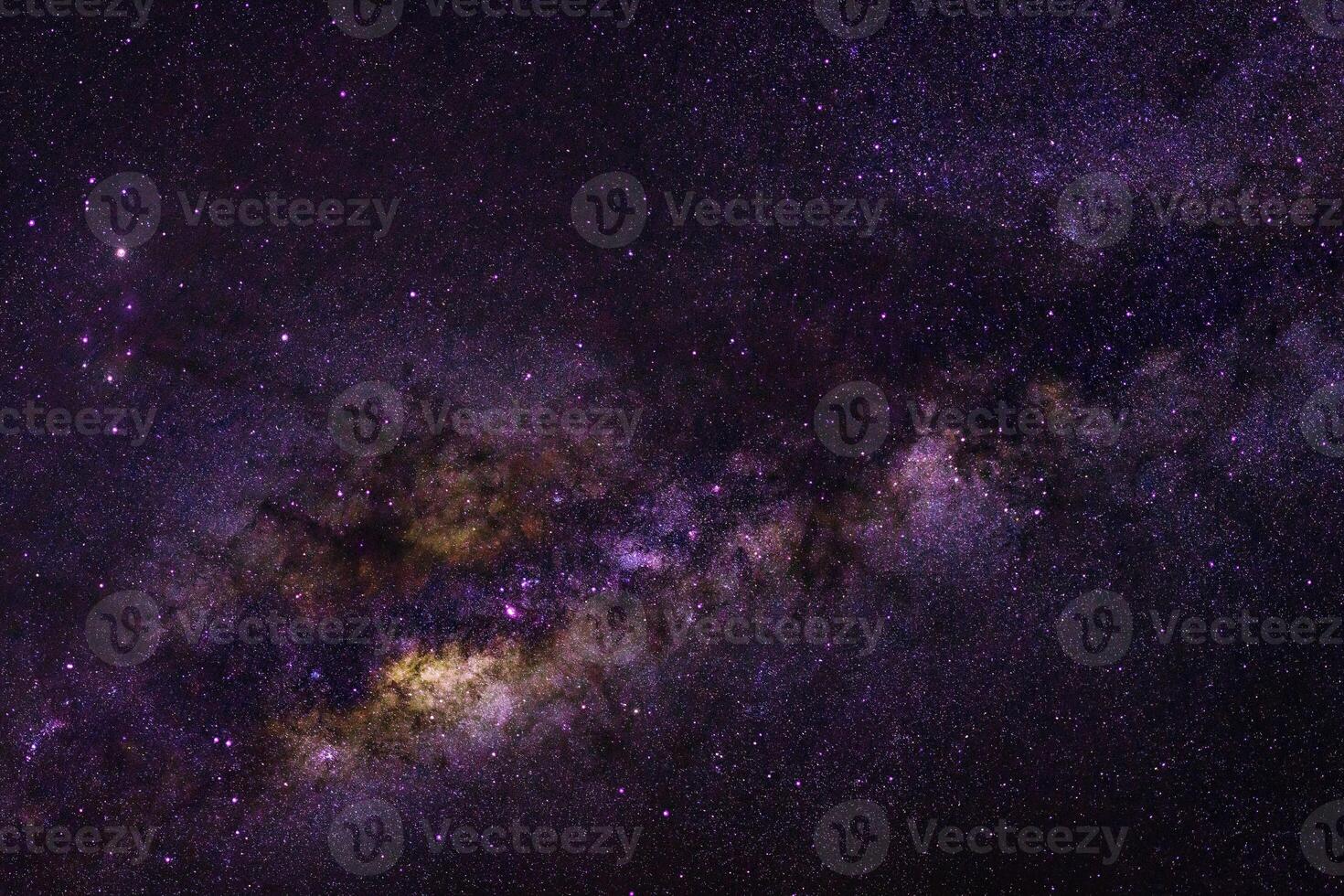 panorama dramatique violet de nuit de galaxie de l'espace d'univers de lune sur le ciel nocturne photo