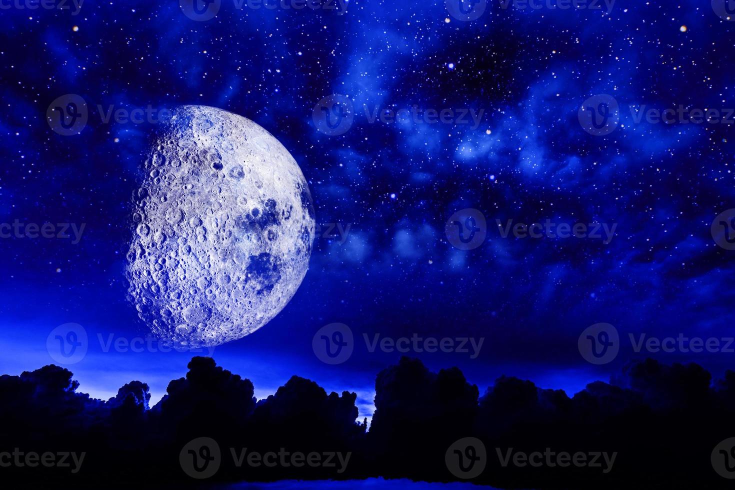 panorama dramatique bleu clair de la nuit de la galaxie depuis l'espace de l'univers lunaire sur le ciel nocturne photo