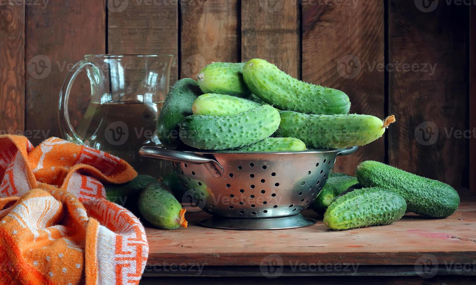 Fruits naturels à motif de concombre vert avec un tracé de détourage sur bois. photo