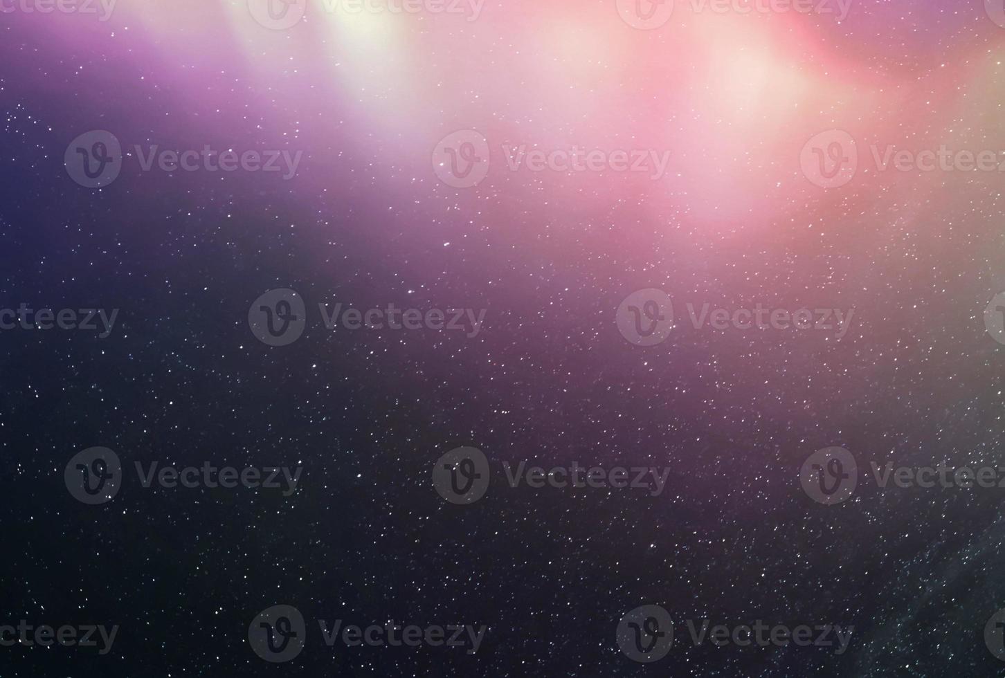 l'arrière-plan des galaxies abstraites avec des étoiles et des planètes avec des motifs d'aurore et des étoiles violettes de l'espace de lumière nocturne de l'univers photo