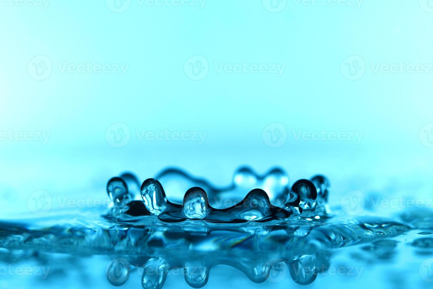 surface d'onde d'eau transparente bleu clair avec bulle d'éclaboussure sur bleu. photo