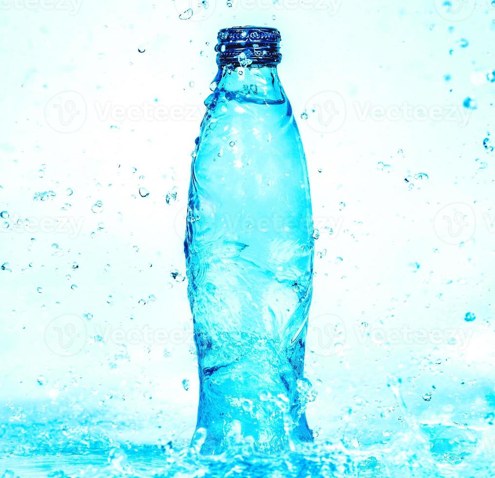 surface d'onde d'eau transparente bleu clair avec bulle d'éclaboussure sur l'eau de la bouteille. photo