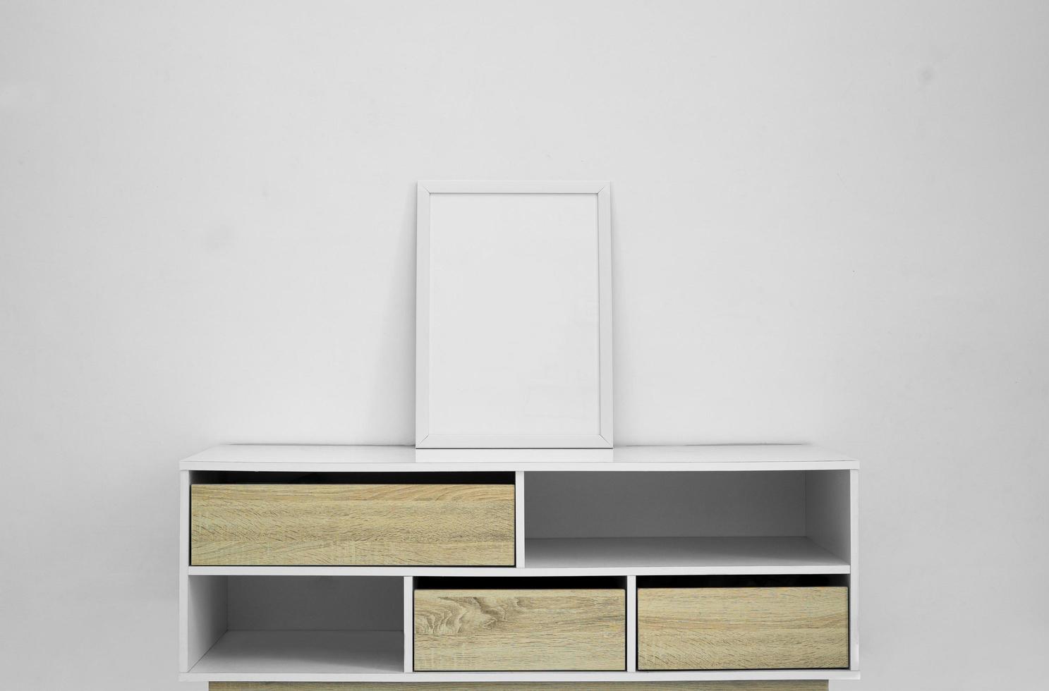 maquette de cadre minimaliste sur le tiroir du bureau avec un fond blanc. décoration à thème minimalisme pour des idées de design d'intérieur. photo