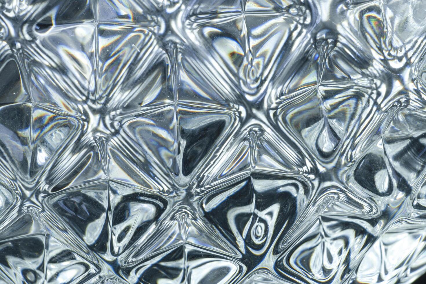 gros plan de texture de cristal montrant l'impression brillante et luxueuse. vue rapprochée d'un ornement en diamant pour un design créatif. photo