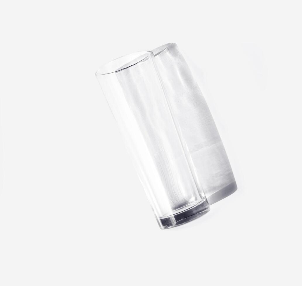 photographie minimaliste d'une tasse en verre transparent positionnée dans l'abstrait. un concept minimal pour l'art mural, l'impression et la décoration intérieure. photo