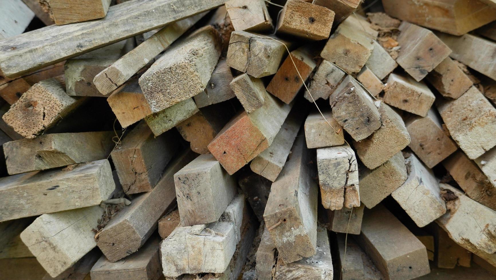 le tas de bois de construction. le bois coupé pour la construction, et les meubles en bois. un bois polyvalent pour de nombreux besoins. photo