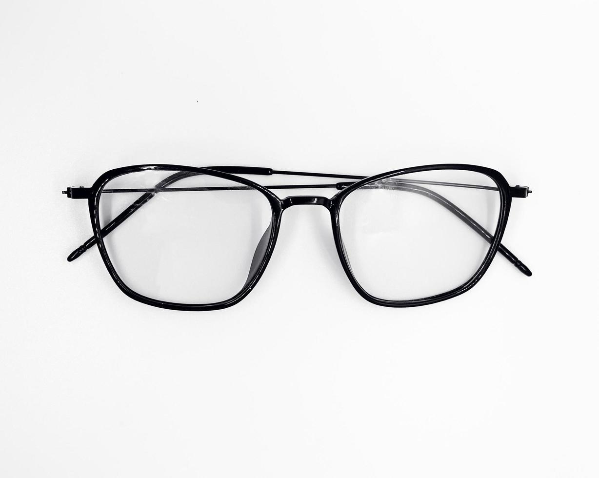 lunettes noires sur fond blanc. lunettes simples et classiques pour un style de mode quotidien. modèle de cadre élégant pour femme. photo