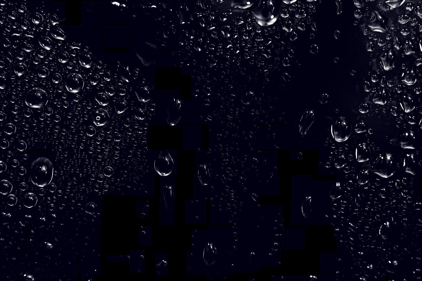 gouttes d'eau sur fond noir. gouttelettes d'eau de rosée abstraites sur une vitre pour un effet de superposition de photos ou pour donner un effet frais sur la maquette de boissons. plan macro sur la goutte de pluie détaillée.