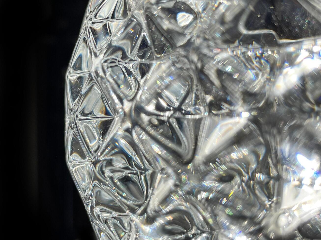 gros plan de texture de cristal montrant l'impression brillante et luxueuse. vue rapprochée d'un ornement en diamant pour un design créatif. photo