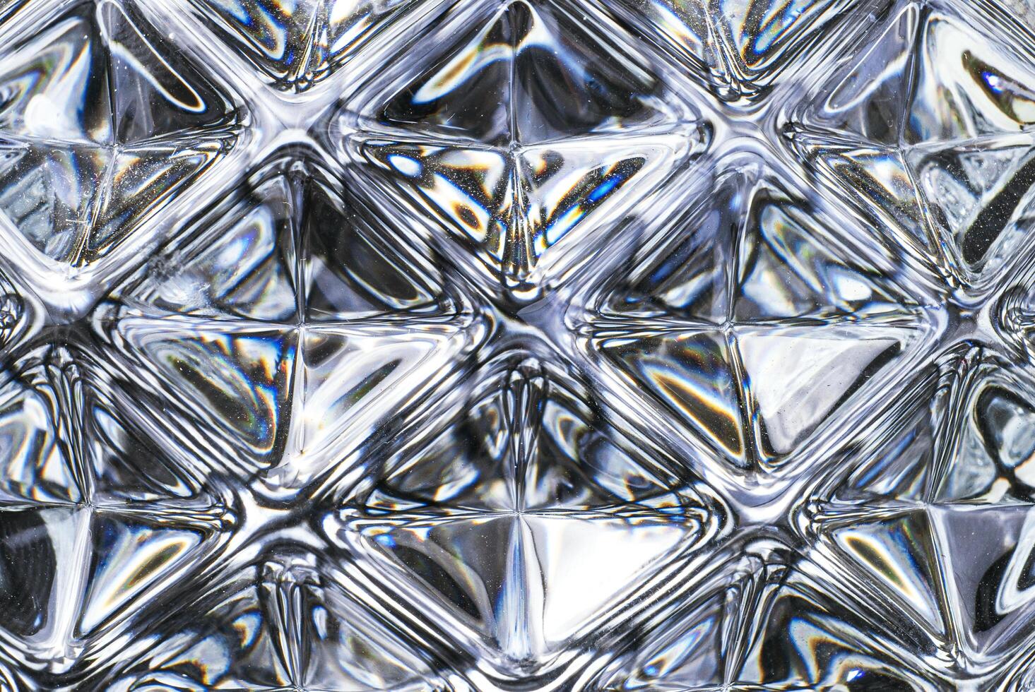 gros plan de texture de cristal montrant l'impression brillante et luxueuse. vue rapprochée d'un ornement en diamant pour un design créatif. photo