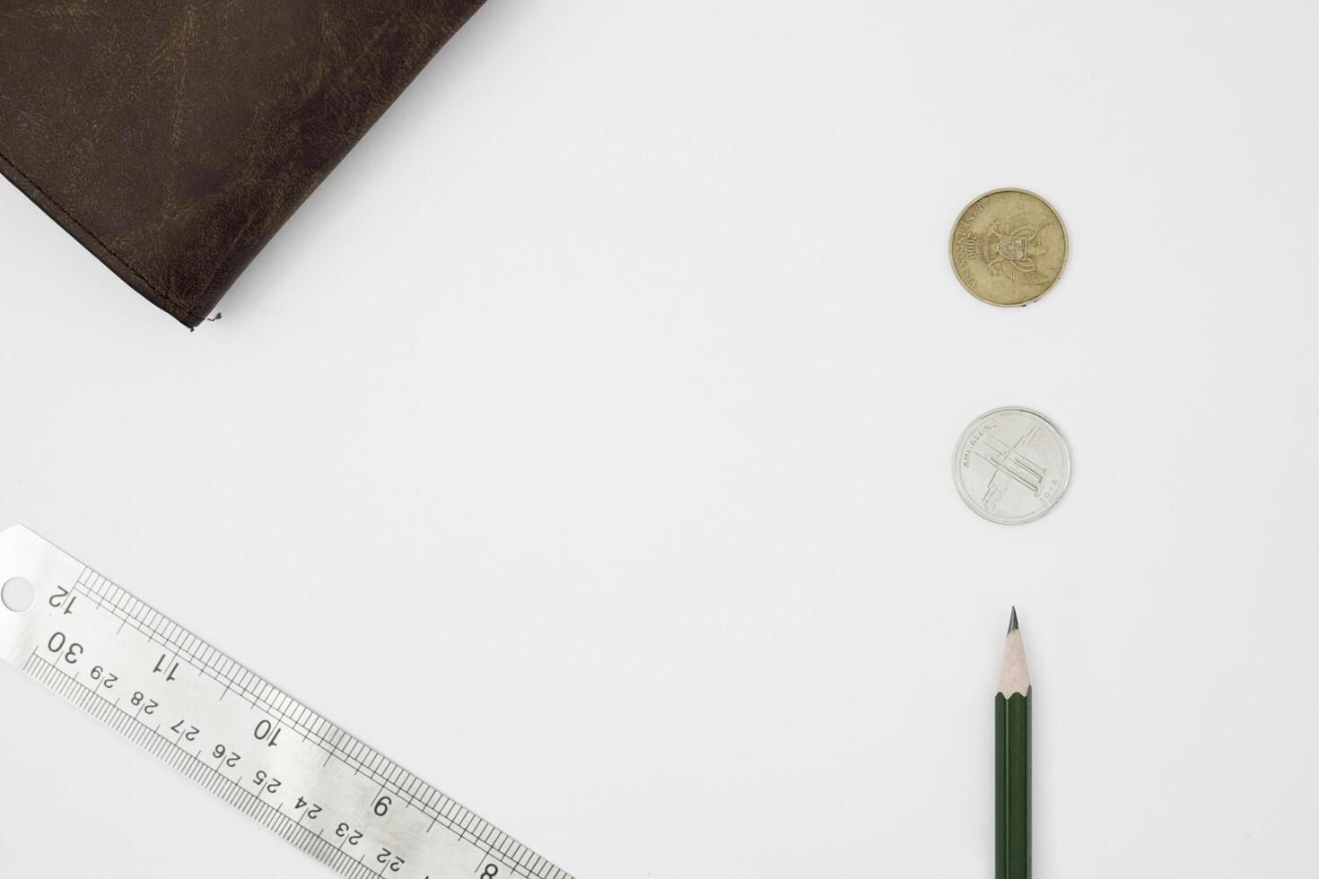 espace vide pour le lettrage. copiez l'espace pour montrer le projet d'écriture manuscrite. un bureau vide avec un fond blanc du point de vue supérieur. la papeterie entoure l'espace. photo