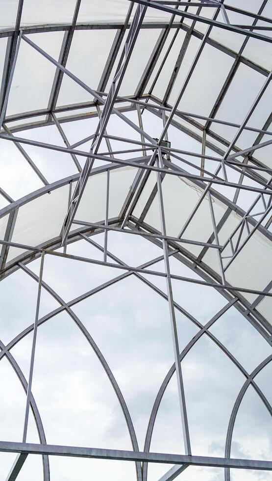 le verre du plafond de l'intérieur du bâtiment. architecture moderne et contemporaine d'un bâtiment constitué de verres transparents. l'étonnante verrière moderne. photo