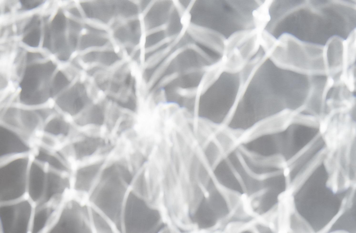superposition de texture caustique à l'eau. effet d'ombre d'eau ondulée. fond texturé vague abstraite. surface d'eau naturelle claire, propre et brillante. photo