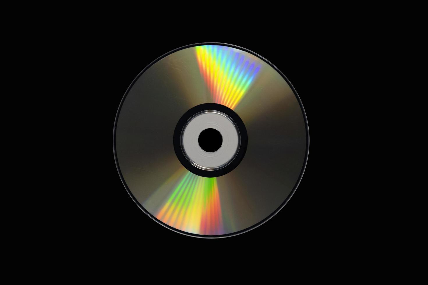 cd ou dvd, technologie de l'information de données de stockage. enregistrement de musique et de film. face holographique du disque compact. un disque compact isolé sur fond noir. photo