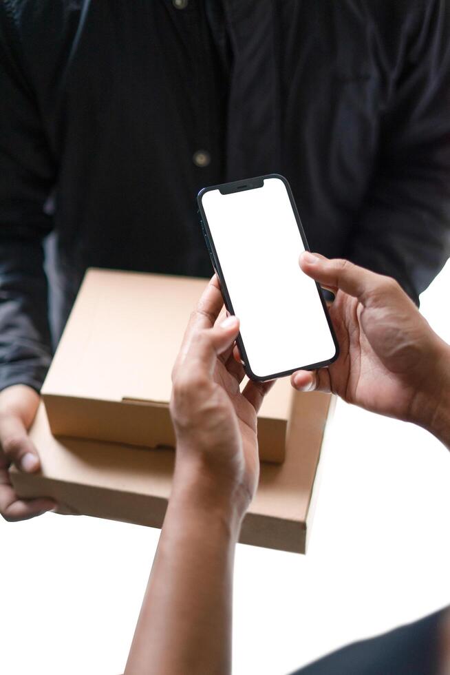 un coursier livre les colis au domicile du destinataire. quotidien d'un facteur en tant qu'employé du service de livraison. livrer les colis au destinataire. photo