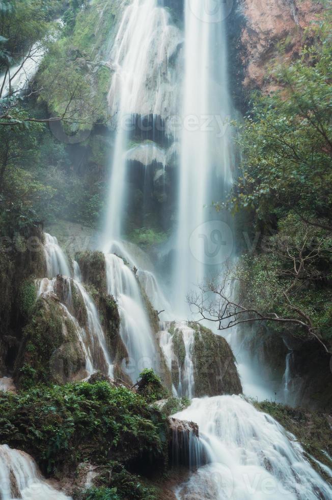 cascade d'erawan 7ème étage avec de l'eau qui coule dans la forêt tropicale du parc national photo