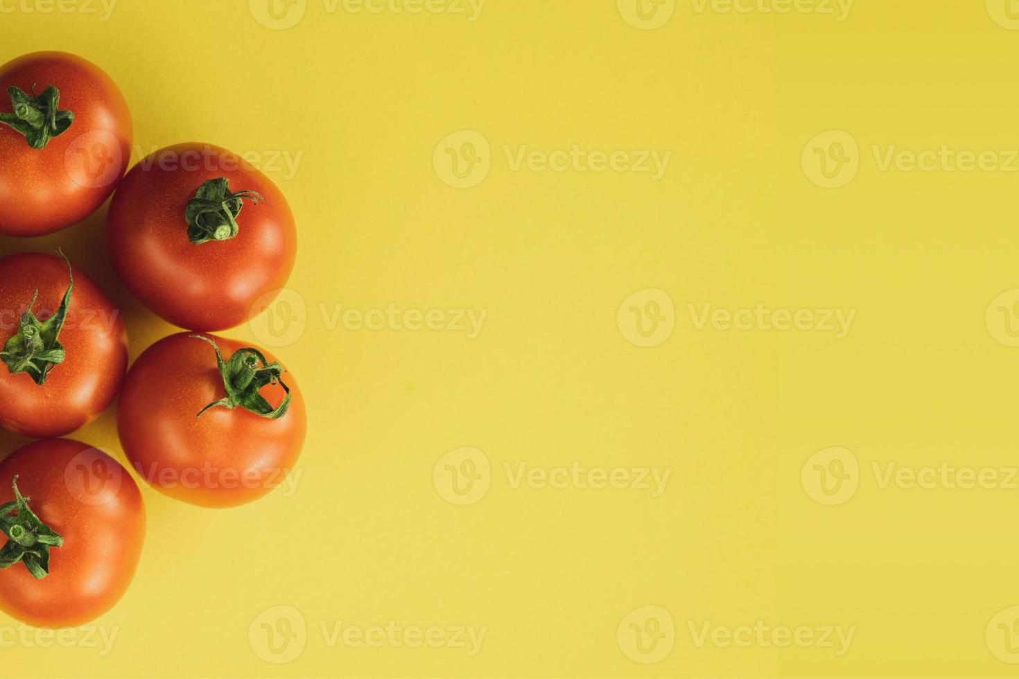 fond de tomate, fond de nourriture, fond de fruits et légumes avec espace de copie pour le texte, ingrédients alimentaires frais pour la cuisine, vue de dessus avec espace de copie, bannière publicitaire alimentaire photo