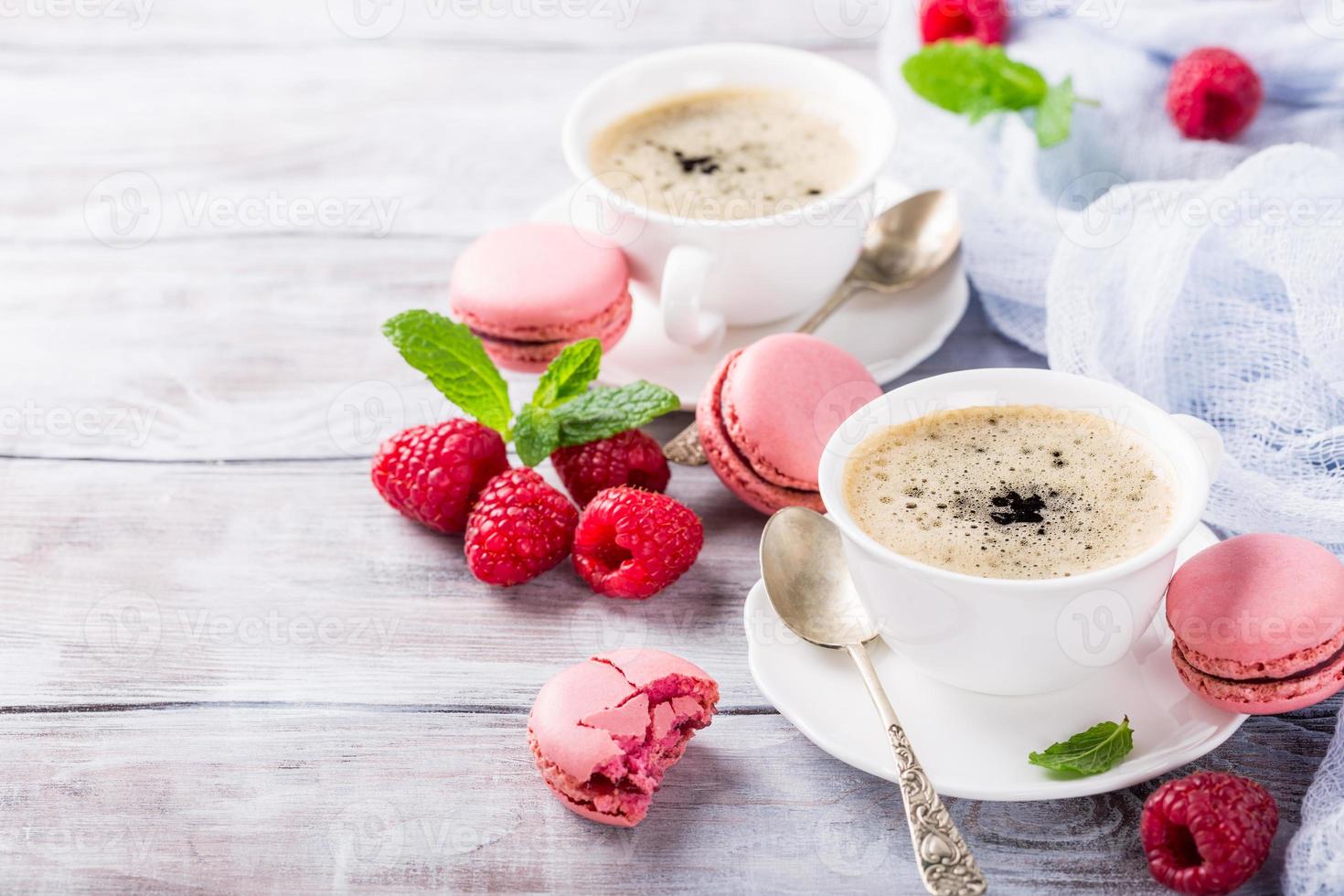 tasse de café avec des macarons aux framboises françaises photo