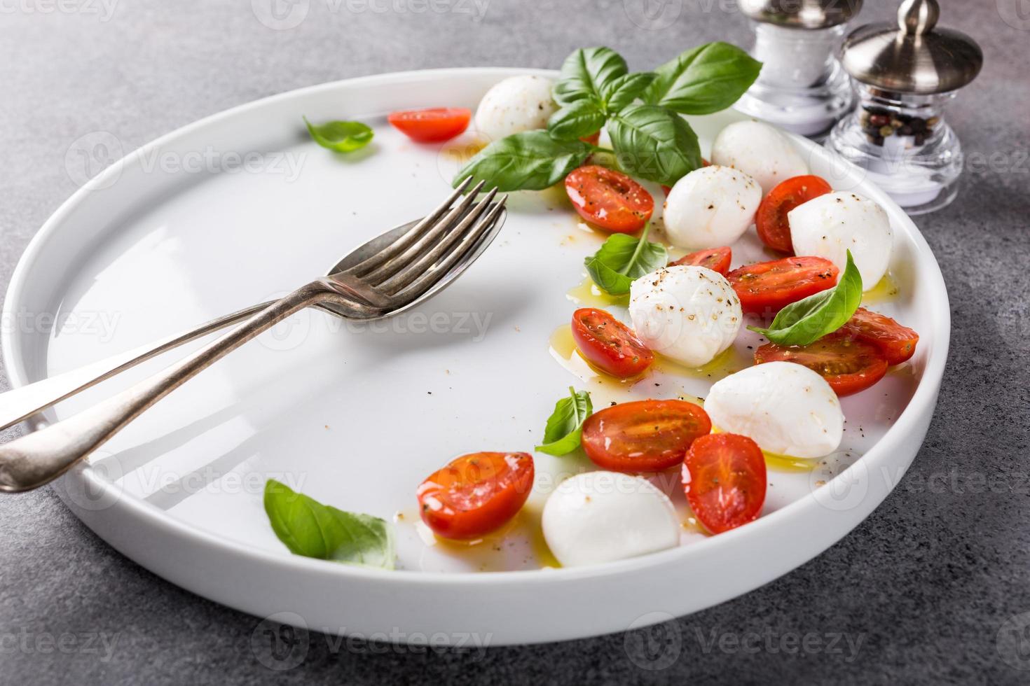 délicieuse salade caprese photo