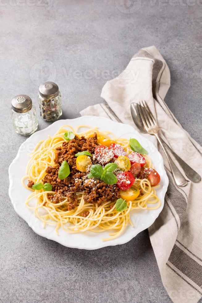 spaghetti bolognaise garni de boeuf haché photo