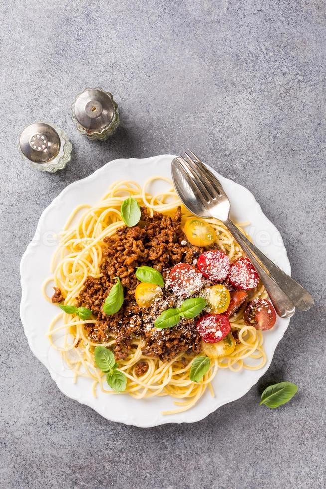 spaghetti bolognaise garni de boeuf haché photo