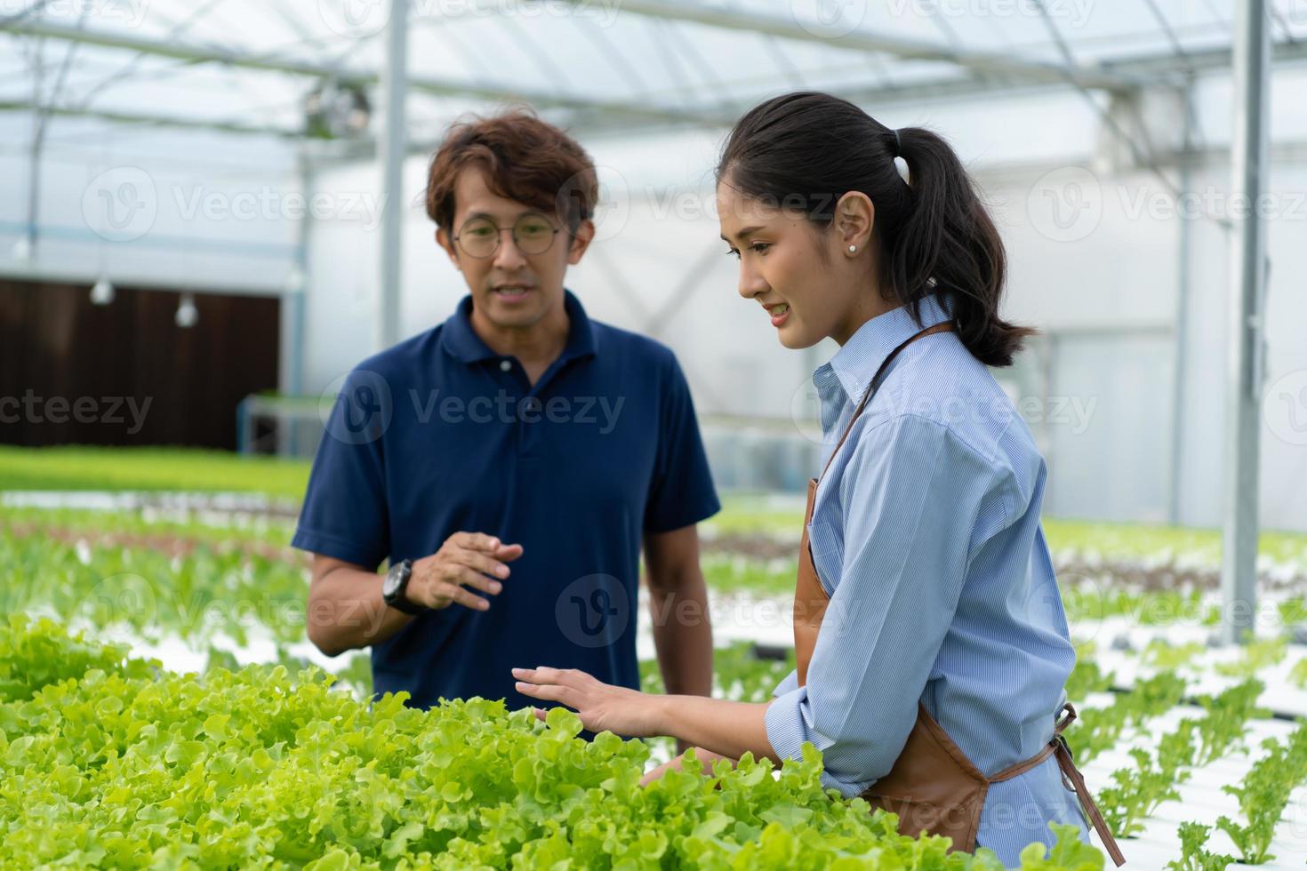 le propriétaire du potager bio donne des conseils aux clients photo