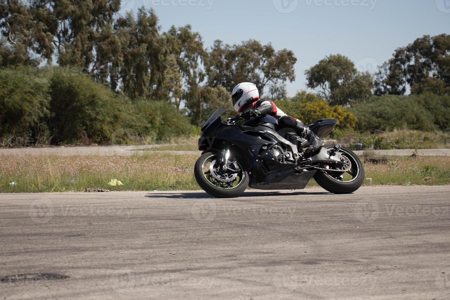 compétition de moto sur une piste de course un jour d'entraînement photo