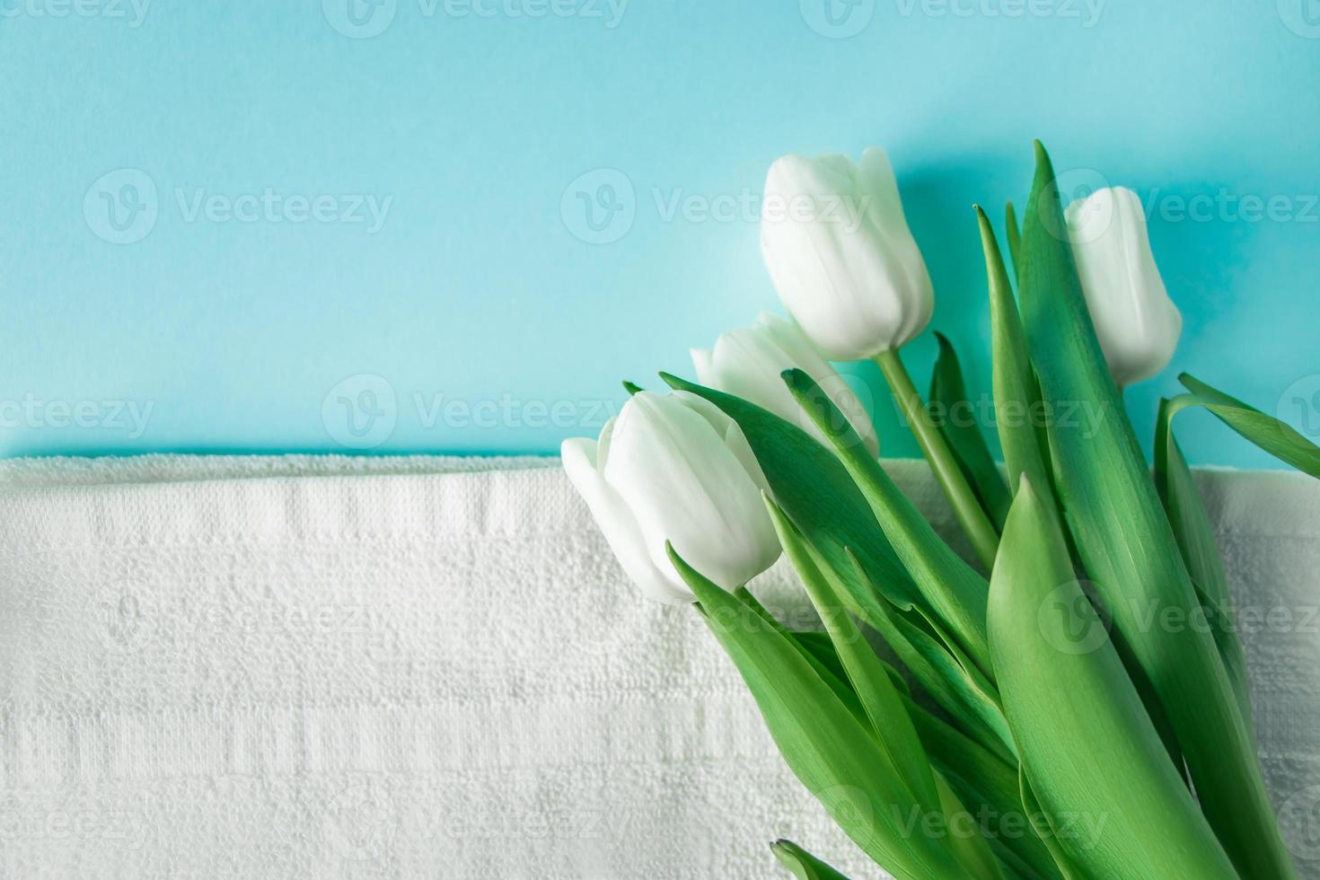 cosmétiques biologiques pour les soins de spa sur fond bleu. photo