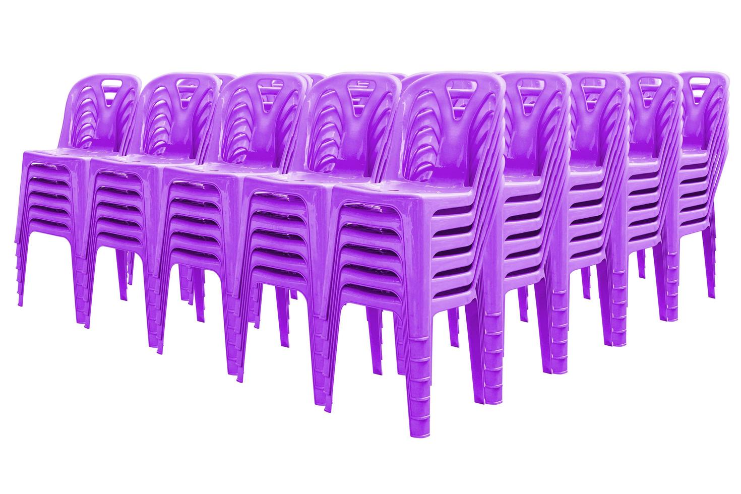 chaises en plastique violet isolés photo