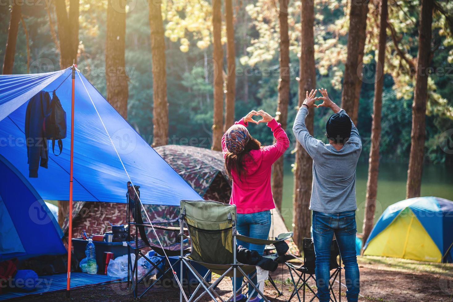 femme asiatique voyage nature camping sur la montagne voir le lac dans la brume au lever du soleil du matin à pang ung, province de mae hong son, thaïlande. photo