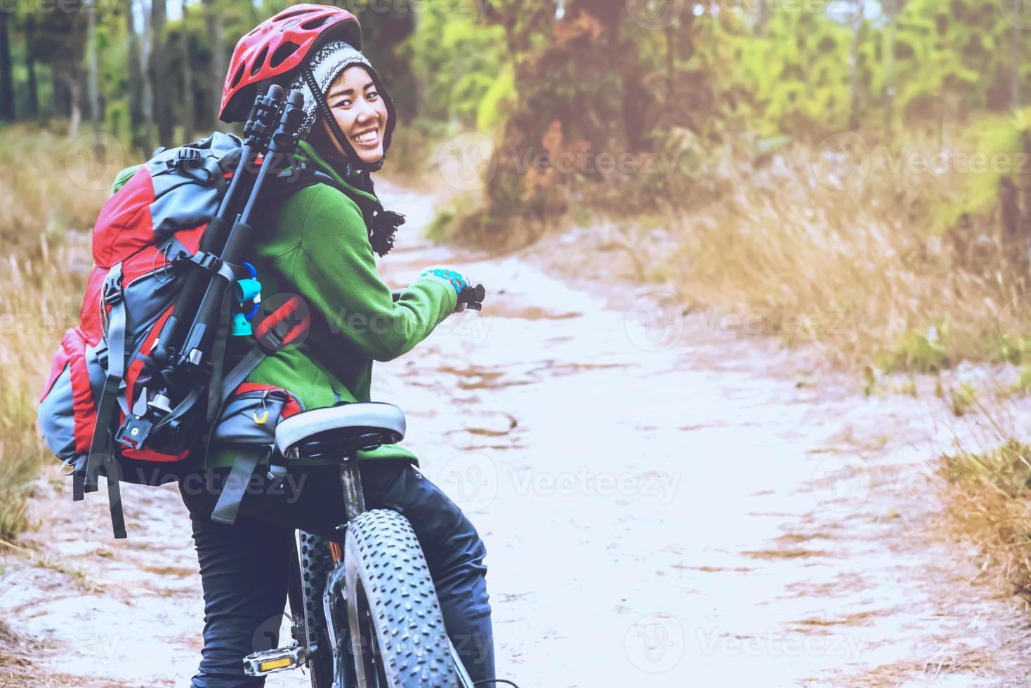 photographier les femmes asiatiques voyagent dans la nature. voyage détendez-vous faire du vélo de montagne en pleine nature. Thaïlande photo