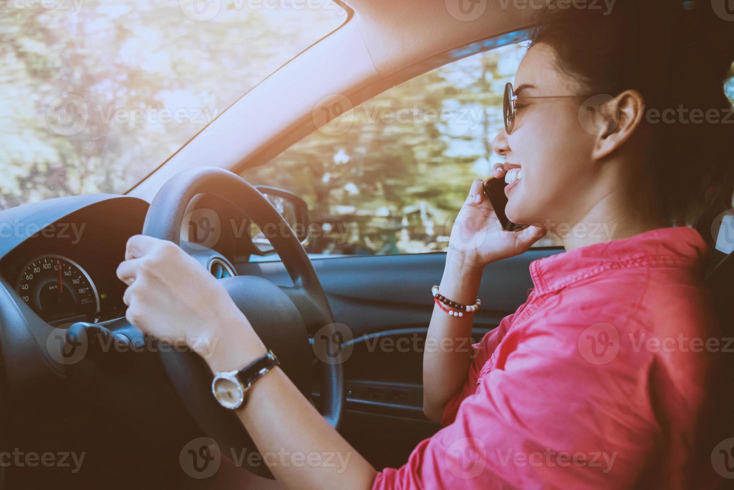 les femmes asiatiques voyagent se détendent pendant les vacances. conduire une voiture photo